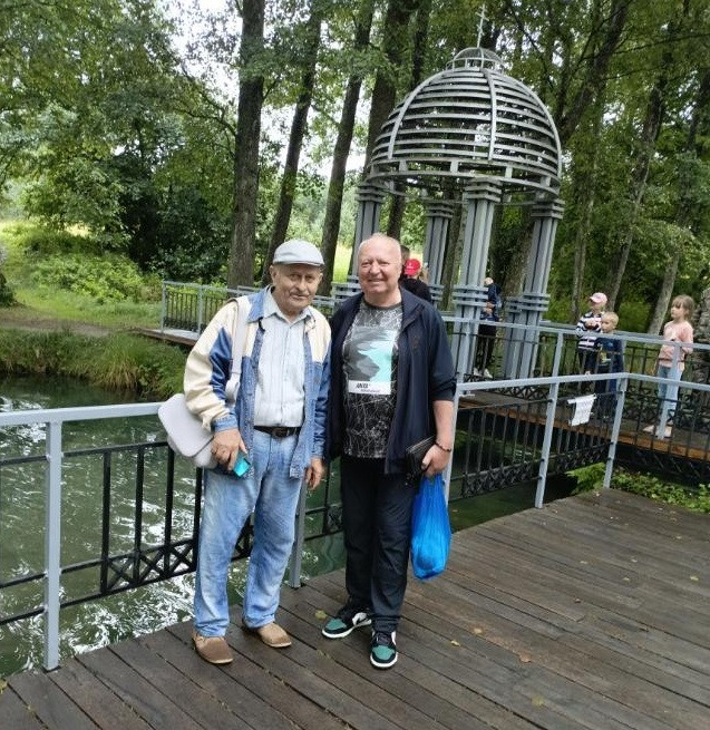 2025 год. Эдуард Березовский и Анатолий Синковец у Голубой криницы в Славгородском районе.