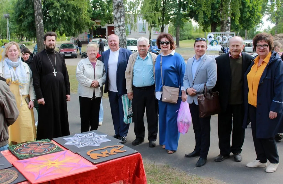 2023 год. Эдуард Березовский (второй справа) с земляками на празднике деревни в Осово.