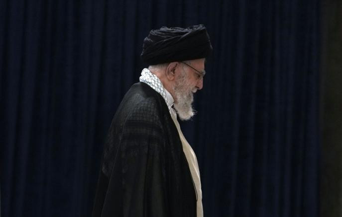 Гостелевидение Ирана передало сообщение о мученической смерти верховного лидера Али Хаменеи. В стране объявлен 40-дневный траур