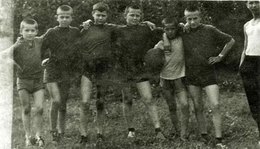 1961 г., юные бобруйские футболисты и Александр Прокопенко (с мячом).