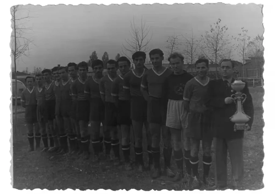 Бобруйский «Спартак» – чемпион Беларуси 1958. Тренер Григорий Михлин, 3-й справа Виталий Шарбур, 4 – Владимир Поберий, 9 – Иосиф Штейнбук, 14 – Леонид Коноплич, 15 – Эдуард Железнякович.