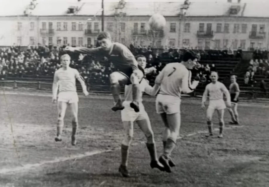 1950-е. бобруйский «Спартак» (в красном, тут - темном) на стадионе «Спартак». На дальнем плане Эдуард Железнякович. Фото из архива Елены Заяц.