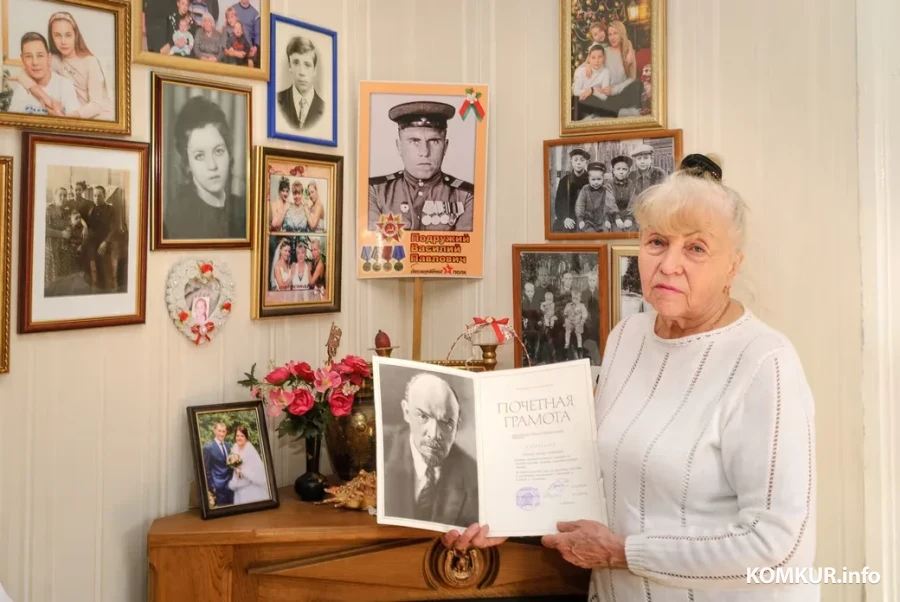 26.03.2026. Бобруйск. Урицкого. Татьяна Васильевна Подружая с Почетной грамотой, которую получила в годы работы в УПК.