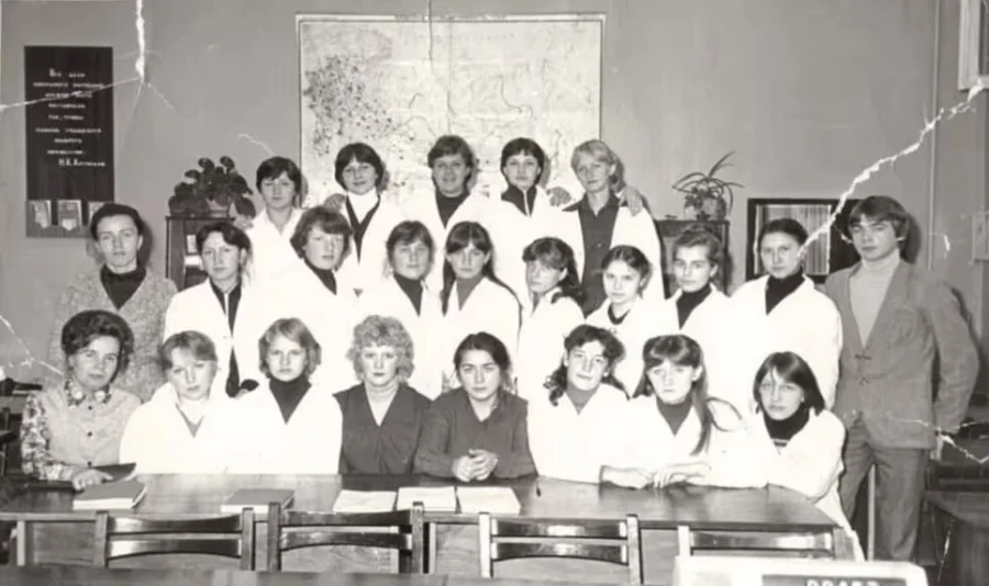 Начало 1980-х. Встреча учащихся с предстоятелями горпищеторга. Первый ряд слева направо: завуч УПК Галина Сергеевна Шульга, Татьяна Нестеровна Рабус (завмаг магазином №53), Елизавета Николаевна Яковлева (начальник отдела кадров горпищеторга), две ученицы, Галина Пустошилова, (зам. зав. магазина № 4, находился напротив горисполкома по ул. М. Горького), Татьяна Васильевна Подружая, Алла Борисовна Эпштейн.