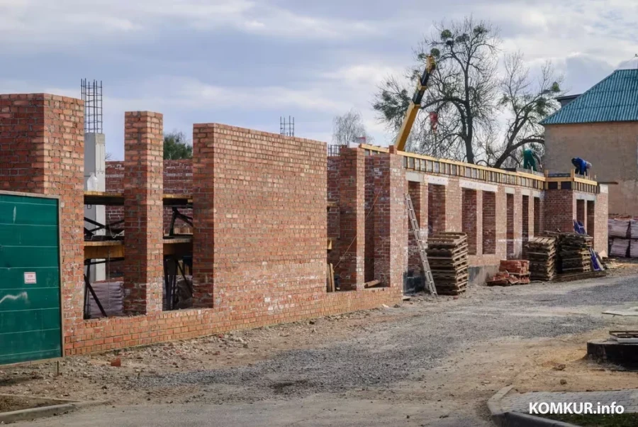 26.03.2026. Бобруйск Московская, 41. Строительство нового торгового комплекса на месте бывшего здания УПК на площади Победы.