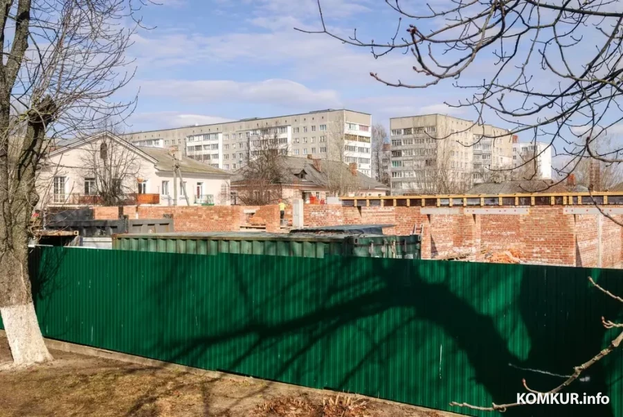 26.03.2026. Бобруйск Московская, 41. Строительство нового торгового комплекса на месте бывшего здания УПК на площади Победы.