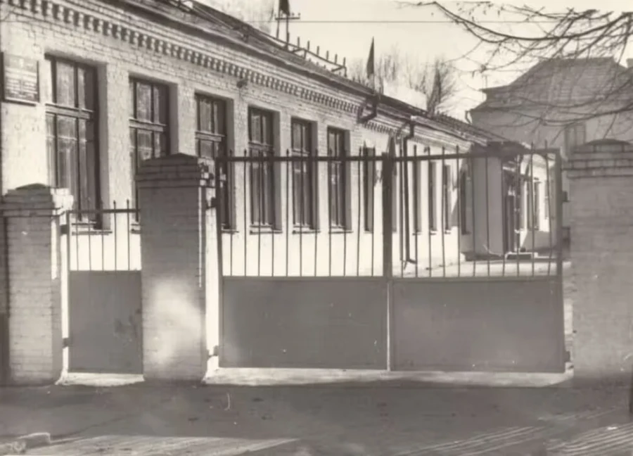 1975 год. Здание УПК. 6 окон слева – кабинеты фабрики им. Дзержинского, два следующих – кабинеты фабрики худ. изделий, машинная вышивка, следующих три окна – тоже фабрики художественных изделий, но ручная вышивка. Потом маленькое окно – гардероб, следом крыльцо и тамбур, а дальше – кабинет Татьяны Васильевны.