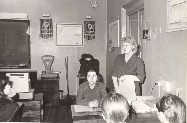 1982-1983. В кабинете УПК. Встреча учащихся с выпускниками УПК прошлых лет – Татьяной Пахотиной и Еленой Голуновой. В эти годы Татьяна работала зав. секцией магазина №13 («Универсам»), а Елена – продавцом в этом же магазине.