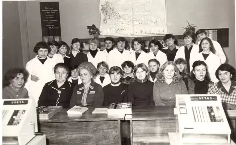 Начало 1980-х. Встреча учащихся с предстоятелями горпищеторга. Первый ряд слева направо: завуч УПК Галина Сергеевна Шульга, Татьяна Нестеровна Рабус (завмаг магазином №53), Елизавета Николаевна Яковлева (начальник отдела кадров горпищеторга), две ученицы, Галина Пустошилова, (зам. зав. магазина № 4, находился напротив горисполкома по ул. М. Горького), Татьяна Васильевна Подружая, Алла Борисовна Эпштейн.