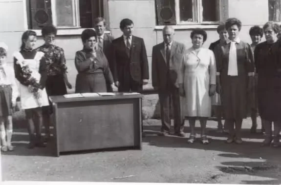 Лукреция Саттарова в 14-й школе Бобруйска . Справа от нее  гендиректор «Фандока» Владимир Таранов.