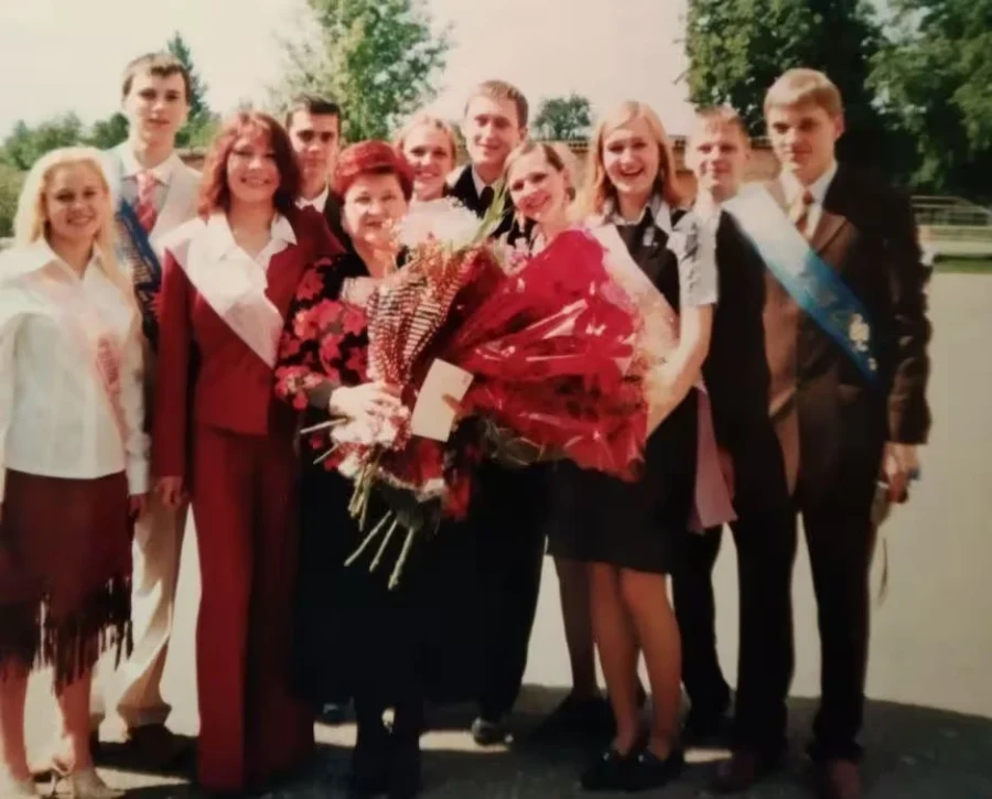 Лукреция Ивановна Саттарова с выпускниками 2-й гимназии Бобруйска.