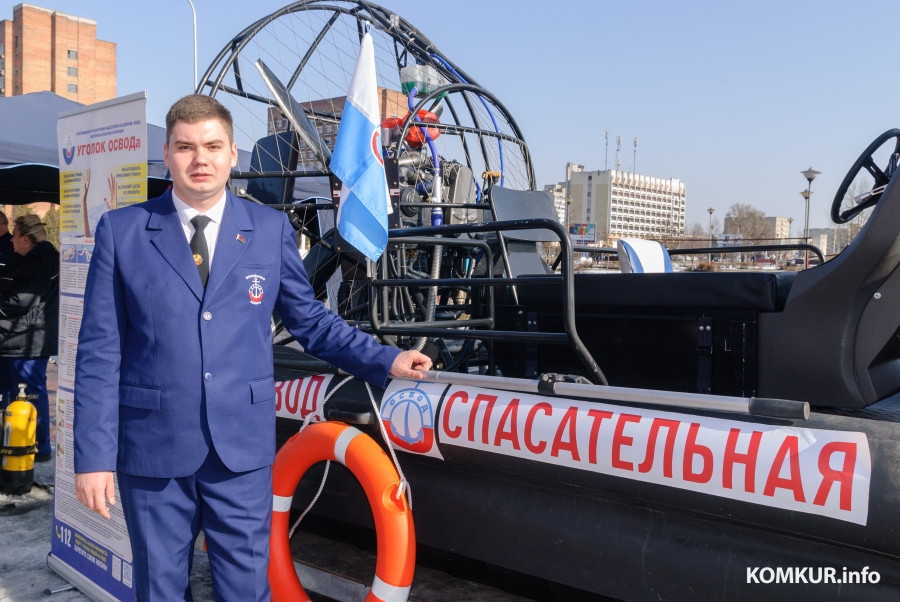 12 марта 2026 года, Бобруйск, район ТЦ «Корона». День безопасности на водах. Евгений Синдюков, официальный представитель Могилевской областной организаций ОСВОД демонстрирует аэролодку «Пиранья-4», которая поступит на вооружение бобруйской спасательной станции №1.