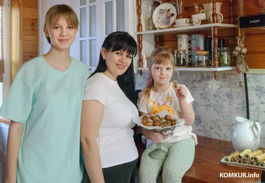 05.03.2026. Бобруйск. Татьяна Аврамчик печет советские торты и печенье. С ней на фото дочери Александра и Ангелина.