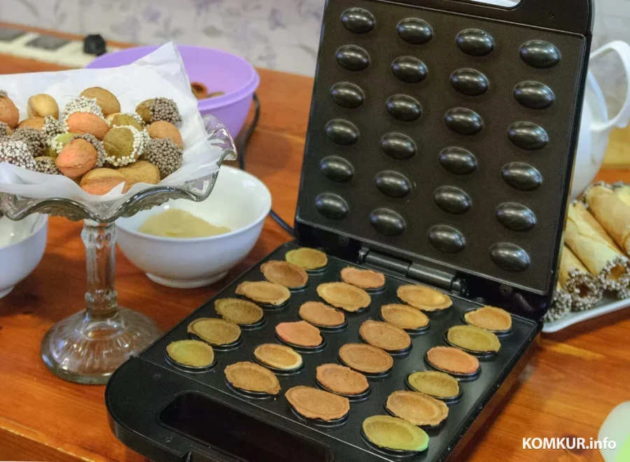 05.03.2026. Бобруйск. Татьяна Аврамчик печет советские торты и печенье.