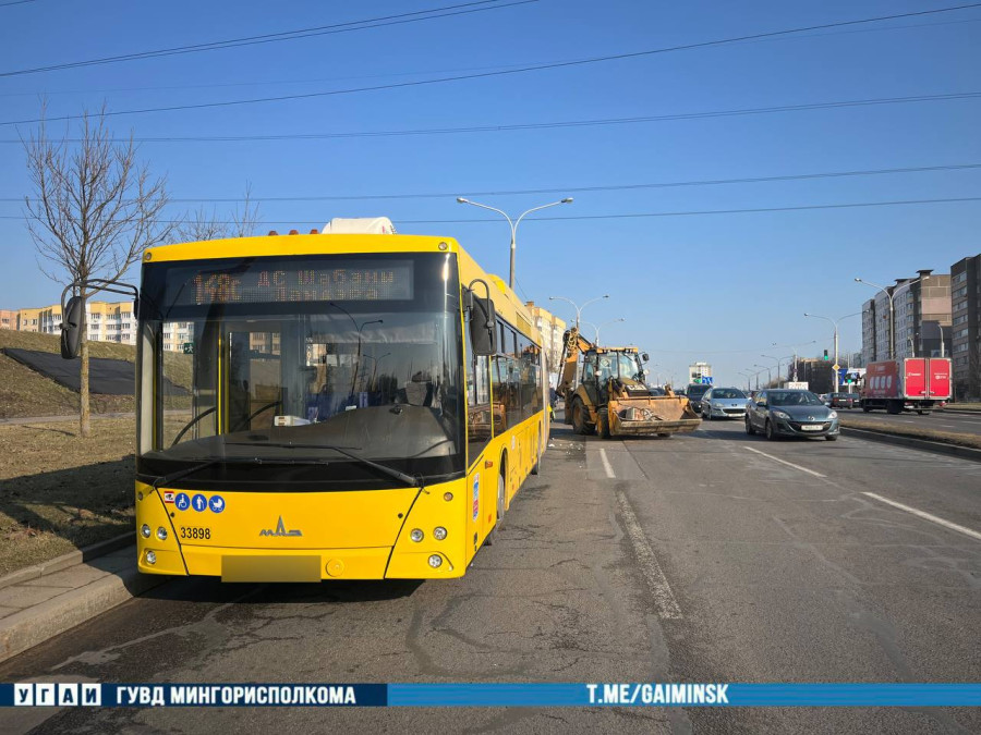 В Минске погрузчик-экскаватор протаранил пассажирский автобус. Четыре человека в больнице