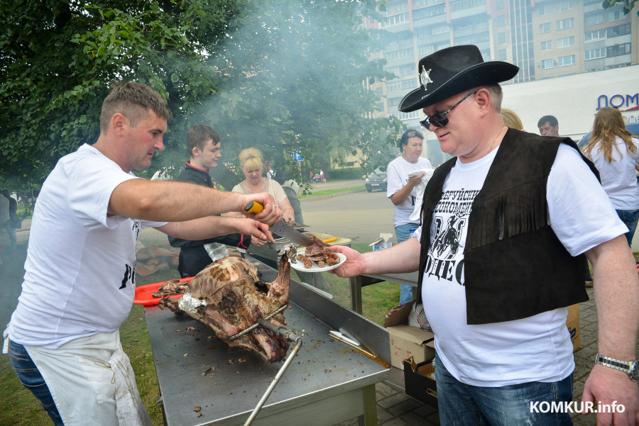 01.07.2017, Бобруйск. Фестиваль еды в рамках XIV Международного фестиваля народного творчества "Венок дружбы". Дмитрий Бонохов (справа) тогда возглавлял Бобруйский мясокомбинат. 