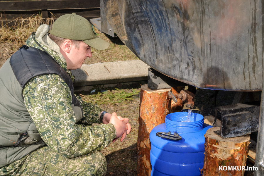 30.03.2026. Глуша, Бобруйский район. Продажа березового сока в Глушанском лесничестве. Помощник лесничего Глушанского ОПЛ Эдуард Зайцев.