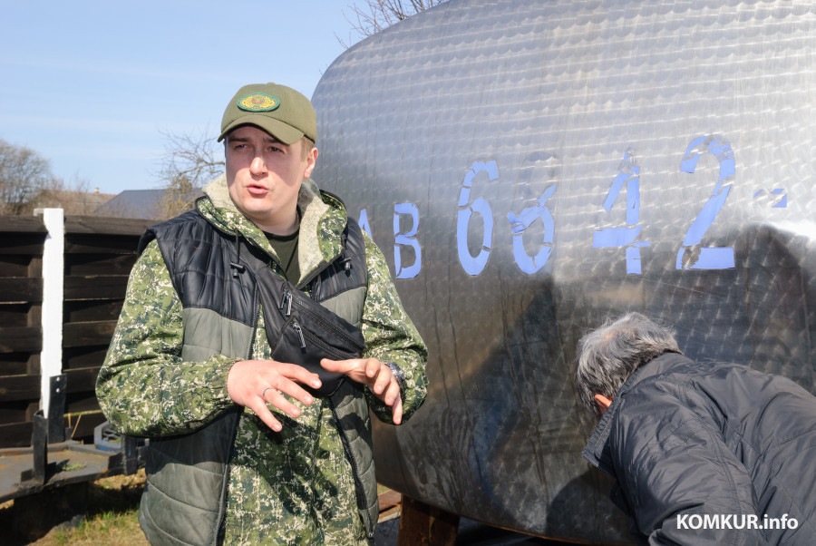 30.03.2026. Глуша, Бобруйский район. Продажа березового сока в Глушанском лесничестве. 30.03.2026. Глуша, Бобруйский район. Продажа березового сока в Глушанском лесничестве. Помощник лесничего Глушанского ОПЛ Эдуард Зайцев.