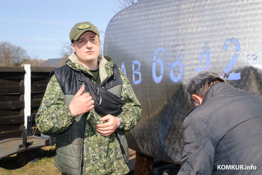 30.03.2026. Глуша, Бобруйский район. Продажа березового сока в Глушанском лесничестве. Помощник лесничего Эдуард Зайцев