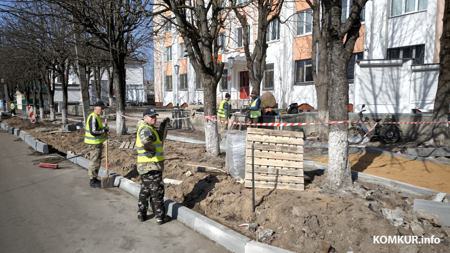 18.03.2026. Бобруйск. Ремонт тротуара на улице Московской