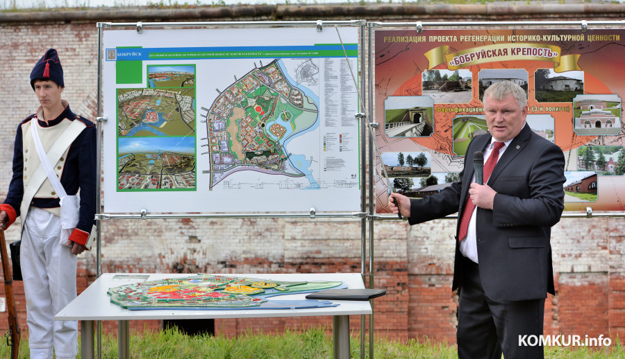 2014 год. Председатель Бобруйского горисполкома Дмитрий Бонохов рассказывает детали проекта регенерации застройки Бобруйской крепости.