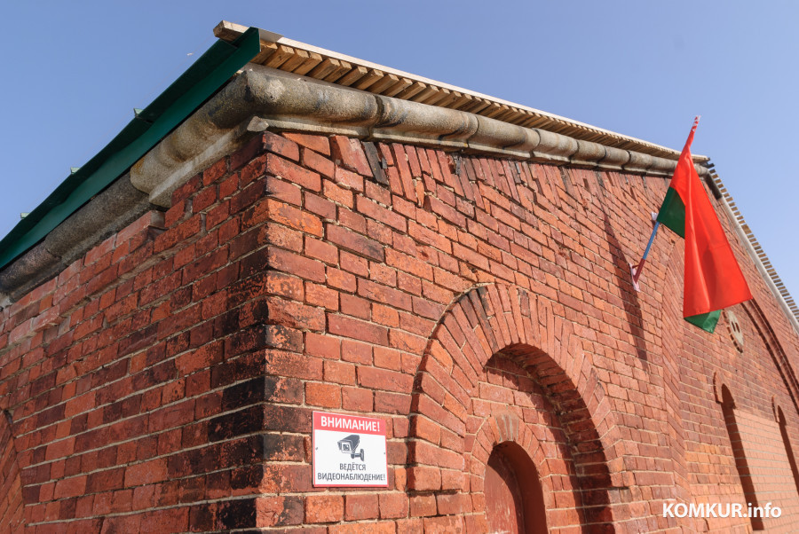 09.03.2026. улица Карла Оппермана, Бобруйск, Новый арт-объект появился в Бобруйской крепости вблизи бывшего порохового склада. Гранитный пояс вокруг кровли.