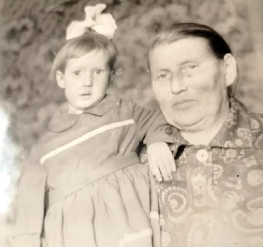  1960-я. Маленькая Алена з бабуляй Антанінай Палікарпаўнай.
