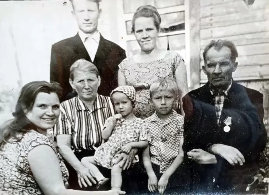 Канец 1960-х. Маленькая Алена на руках у бабулі Антаніны Палікарпаўны, справа - дзядуля Мікалай Васільевіч, ззаду стаяць тата і мама: Іван Мікалаевіч і Зоя Ніканораўна. 