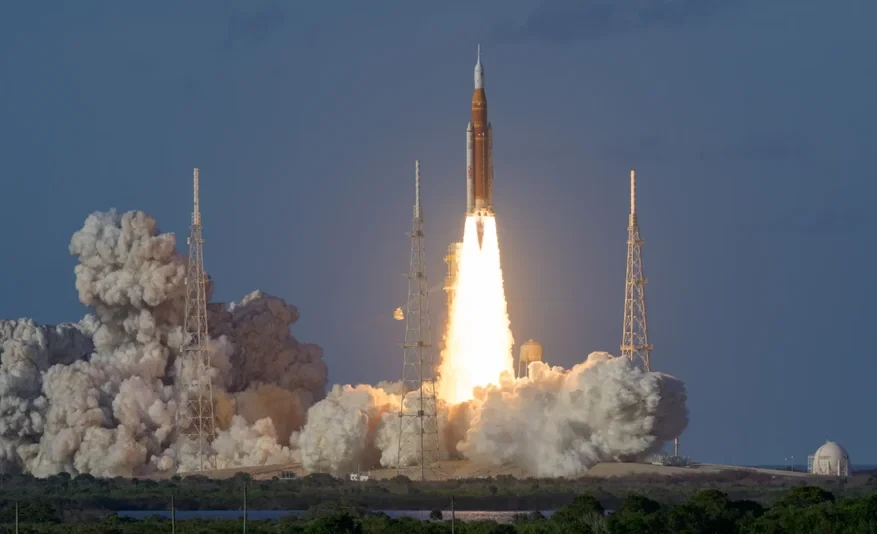 С космодрома во Флориде стартовала пилотируемая миссия к Луне