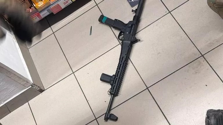 В Киеве мужчина открыл стрельбу на улице и взял заложников: 6 погибших, 15 пострадавших