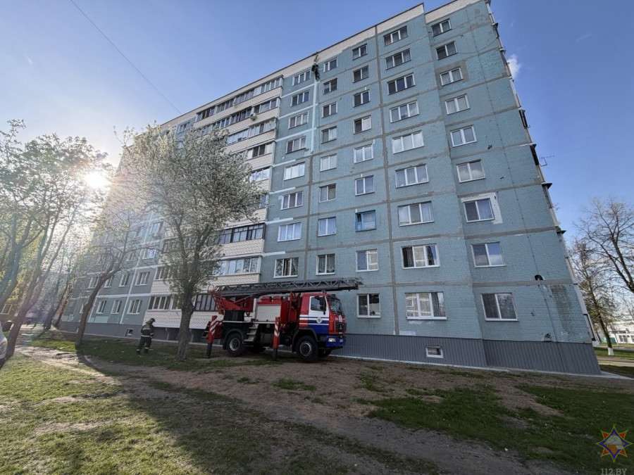 Альпинист запутался в снаряжении на высоте 9 этажа в Бобруйске. На помощь пришли спасатели