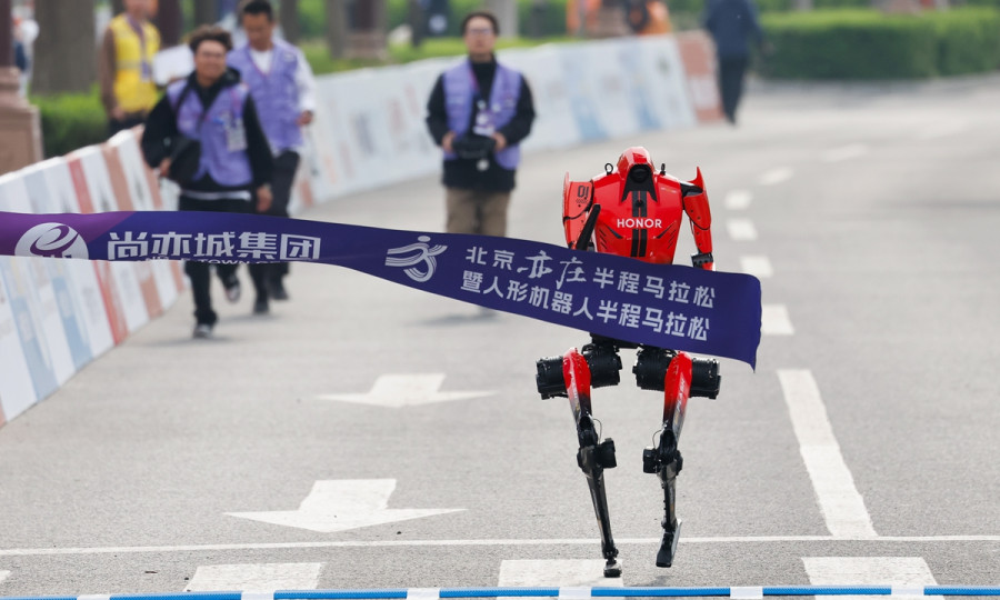Робот-гуманоид в Китае установил мировой рекорд в полумарафоне на дистанции в 21 км
