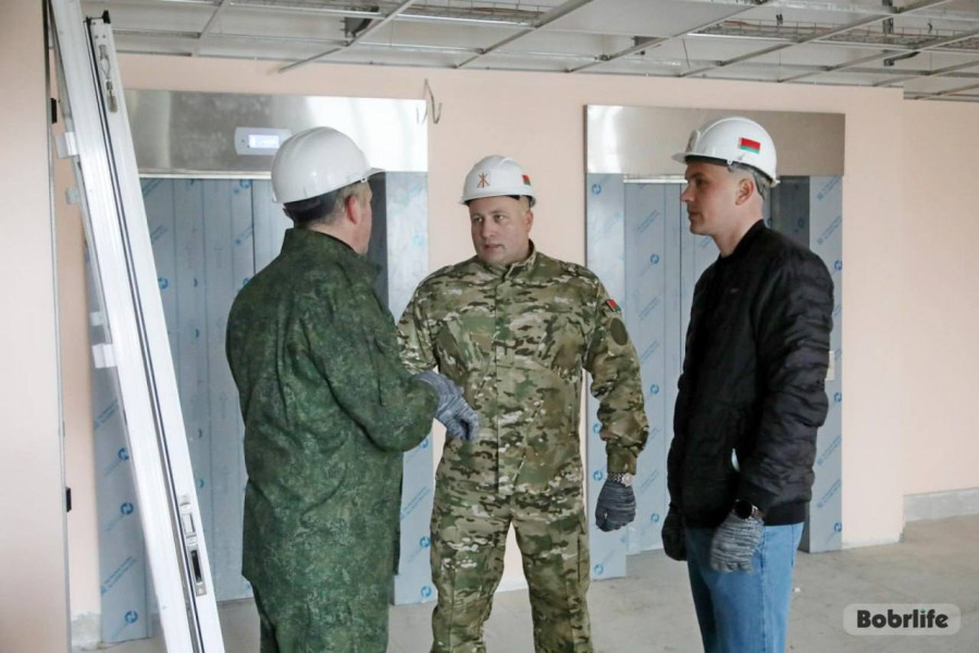 18 апреля 2026 года. Максим Гурин принял участие в республиканском субботнике на строящемся хирургическом корпусе больницы СМП имени В.О. Морзона. Фото: bobrlife.by.