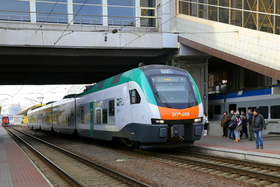 Более 40 дополнительных поездов будут курсировать в Беларуси на апрельские и майские праздники