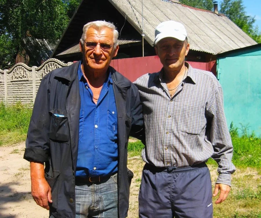 Александр (справа) всегда с уважением относился к своим товарищам.