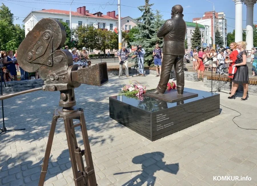 01.07.2016, Бобруйск. Открытие памятника писателю, сценаристу Эфраиму Севеле. Фото Александра Чугуева.