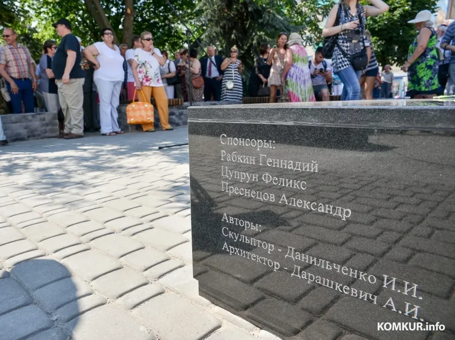 01.07.2016, Бобруйск. Открытие памятника писателю, сценаристу Эфраиму Севеле. Фото Александра Чугуева.