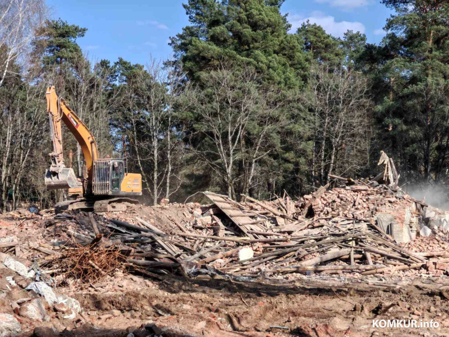 02.04.2026. Снос старой казармы в Киселевичах.