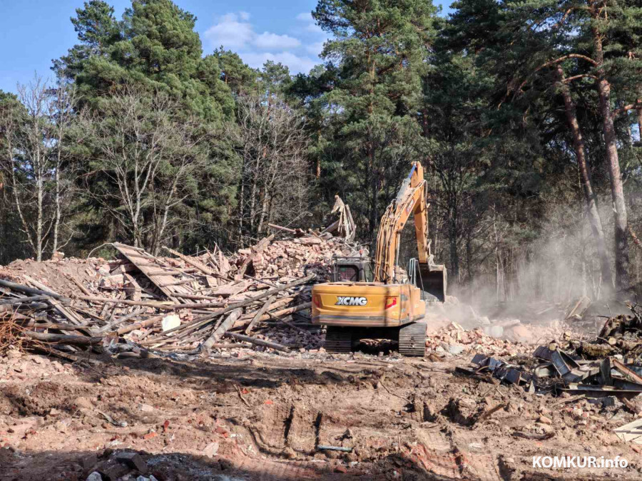 Прощай, старая казарма! На территории бывшей воинской части в бобруйском микрорайоне Киселевичи снесли знаковое здание
