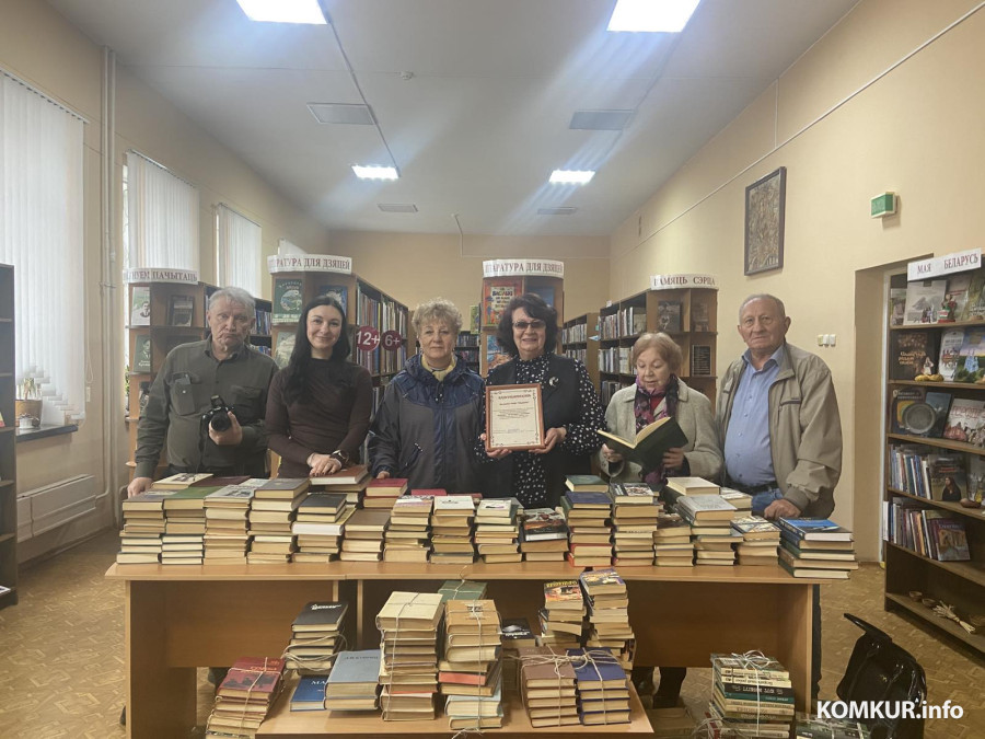 Книги в дар бобруйским читателям от клуба ветеранов «Кіраўнік»