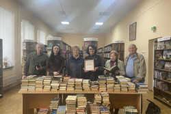 Книги в дар бобруйским читателям от клуба ветеранов «Кіраўнік»