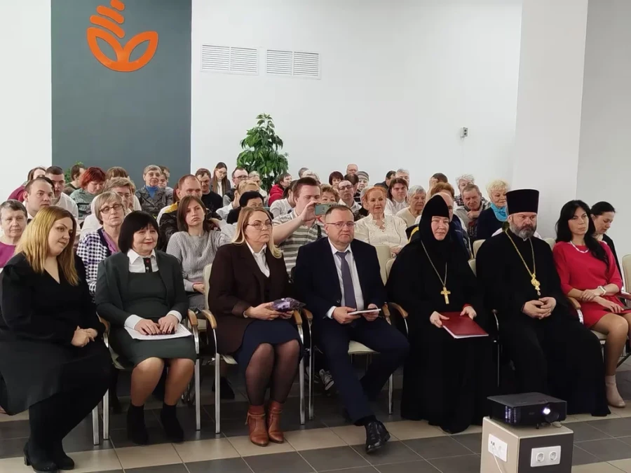 «Пасхальные радости»: праздничное мероприятие сотрудников банка и инвалидов в Бобруйске
