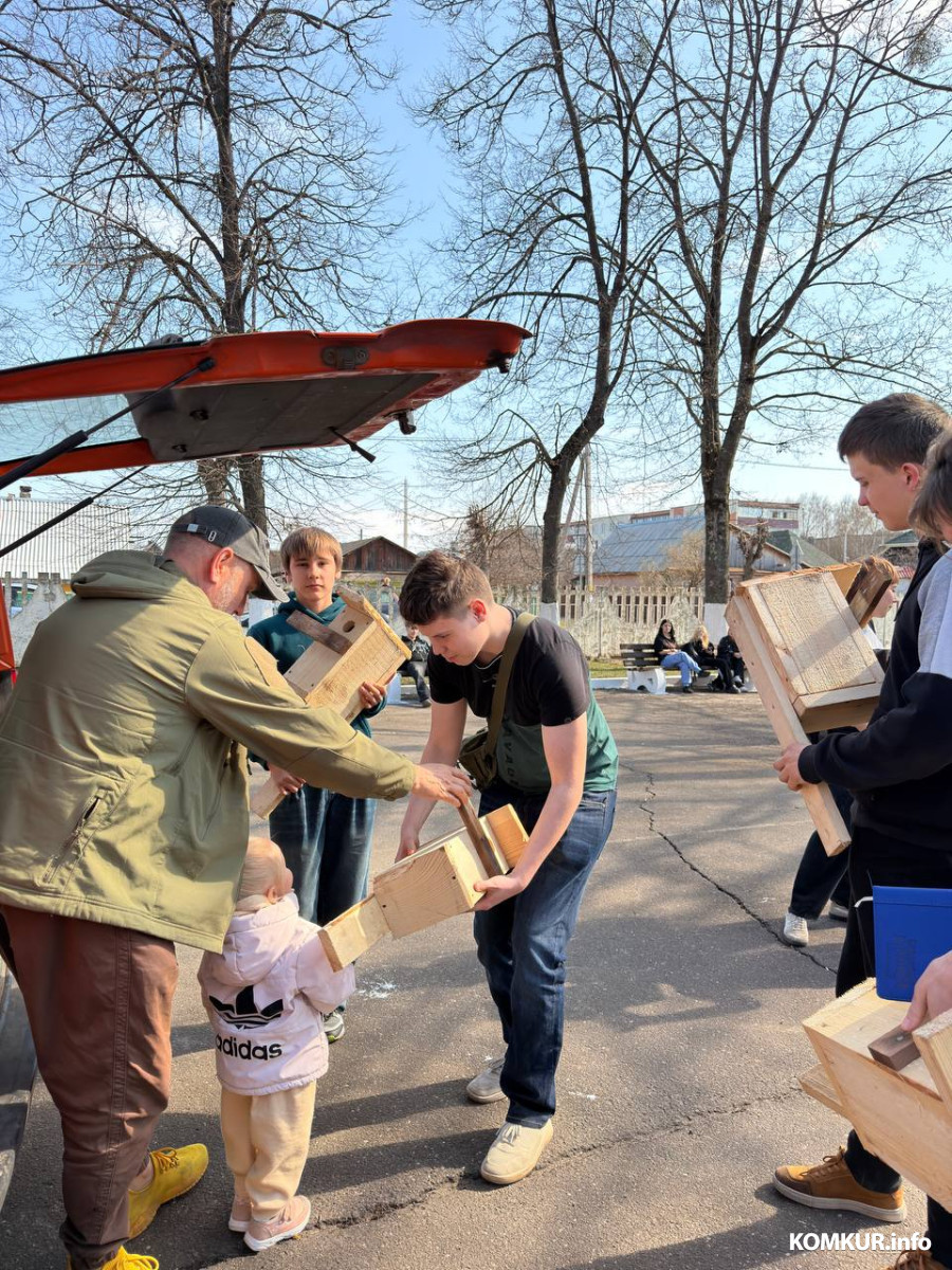 01.04.2026. Экологи передают учащимся Осиповичского государственного колледжа скворечники.