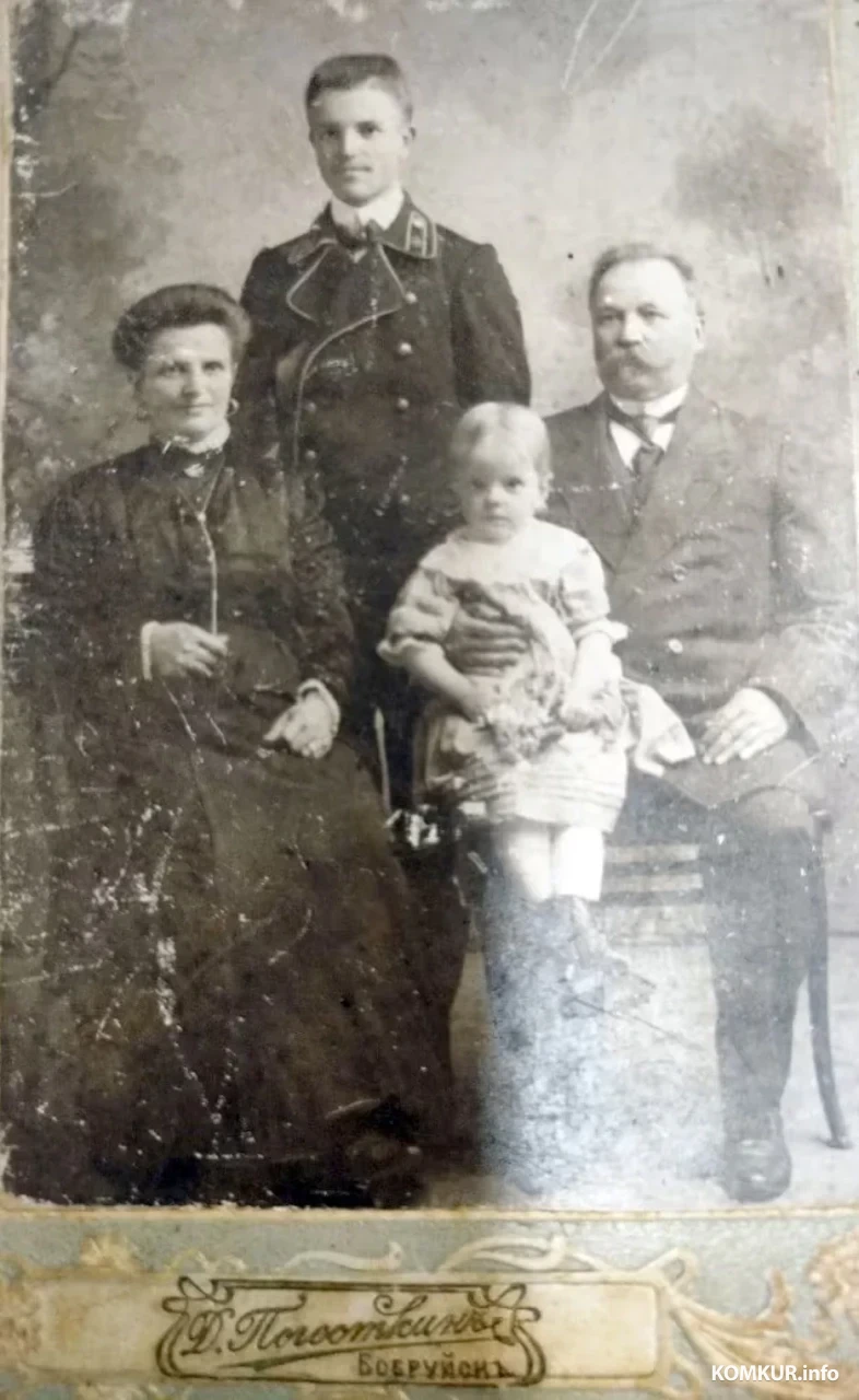 Примерно 1911 год. Первые владельцы самовара - семья Залесских: Михалина, Владимир и их дети - Степан и Стефанида.
