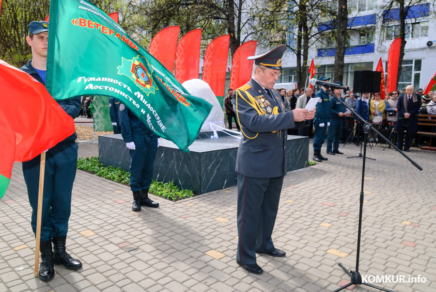 25.04.2026. 125, улица Урицкого, Ленинский район, Бобруйск, Могилёвская область, 213809, Беларусь. Председатель Бобруйской городской организации БОО ликвидаторов и инвалидов катастрофы на ЧАЭС «Ветераны Чернобыля» Виктор Дедушкин выступает на торжественном открытии памятного знака в память о жертвах и ликвидаторах аварии на ЧАЭС в преддверии 40-летия Чернобыльской трагедии