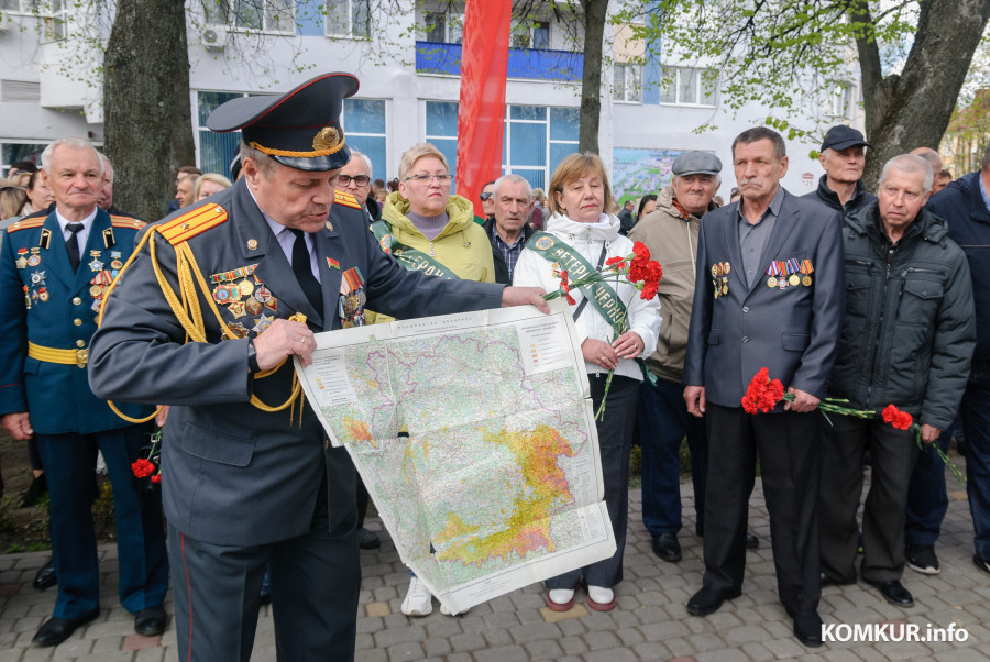 25.04.2026. 125, улица Урицкого, Ленинский район, Бобруйск, Могилёвская область, 213809, Беларусь. Председатель Бобруйской городской организации БОО ликвидаторов и инвалидов катастрофы на ЧАЭС «Ветераны Чернобыля» Виктор Дедушкин демонстрирует карту радиационного загрязнения территории Республики Беларусь.