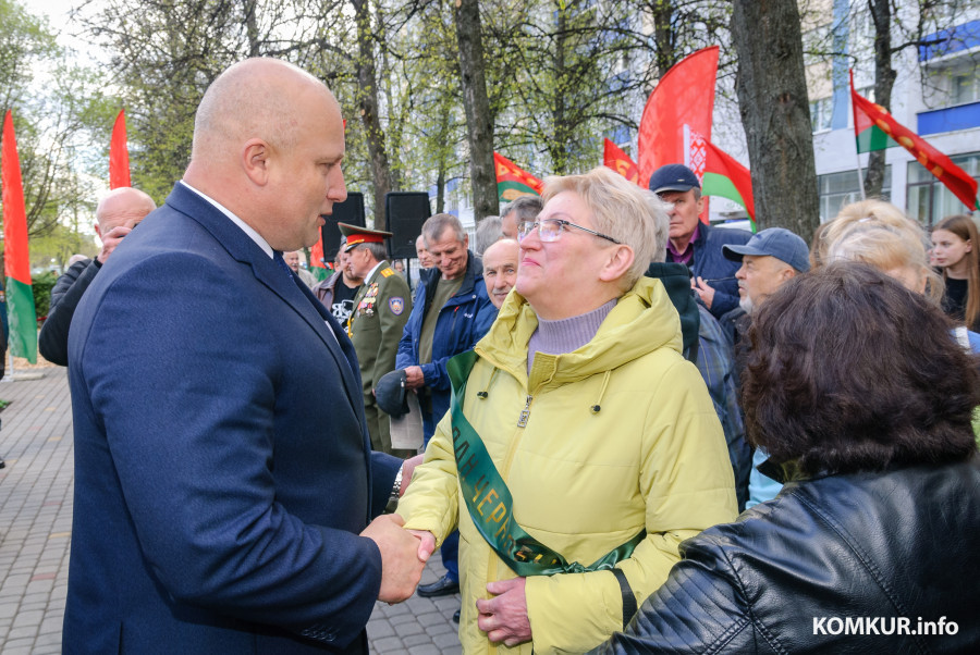 25.04.2026. 125, улица Урицкого, Бобруйск, Беларусь. Связист и участница ликвидации последствий аварии на ЧАЭС Алла Владимировна Кривая специально приехала из Жлобина на открытие памятного знака.