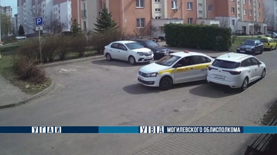 Бобруйский таксист заехал во двор, совершил ДТП и скрылся (видео)