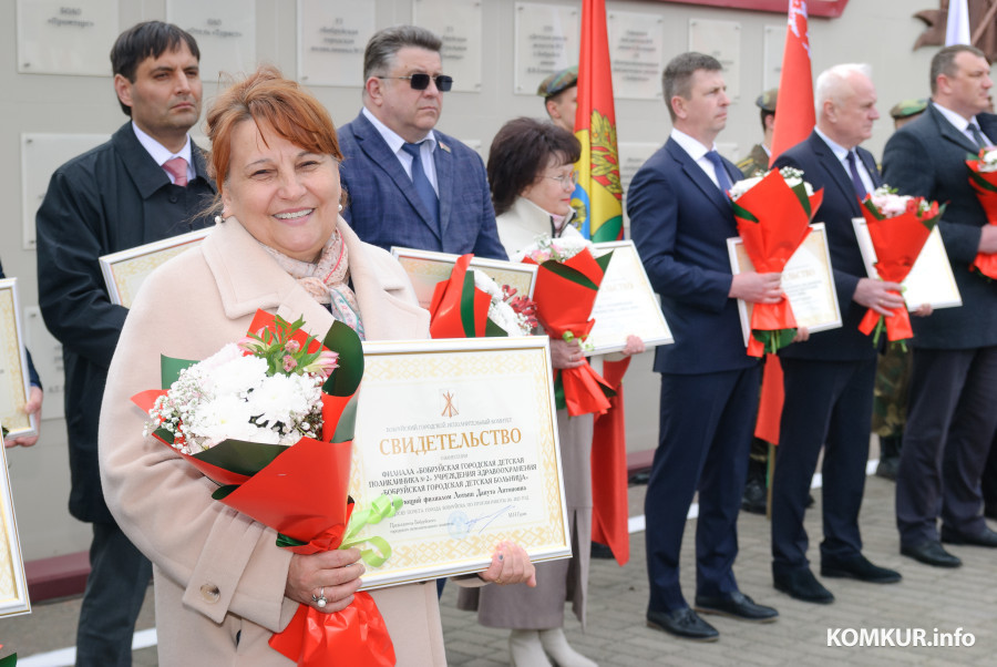 29.04.2026. Бобруйск. Октябрьская улица. Торжественная церемония занесения лучших трудовых коллективов Бобруйска на городскую доску почета