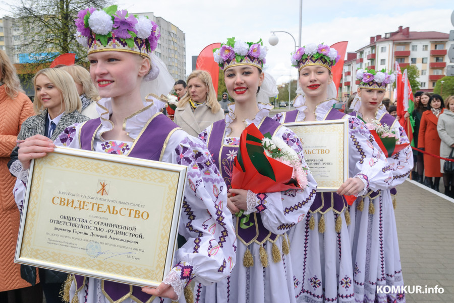 29.04.2026. Бобруйск. Октябрьская улица. Торжественная церемония занесения лучших трудовых коллективов Бобруйска на городскую доску почета